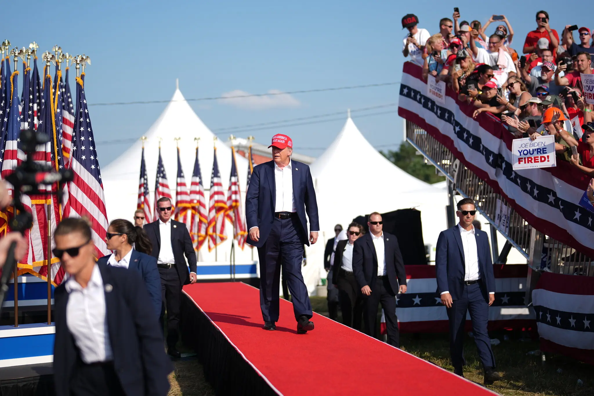 У суботу Дональд Трамп вийшов на сцену в Батлері, штат Пенсильванія, зі своїм представником Секретної служби між собою та натовпом.